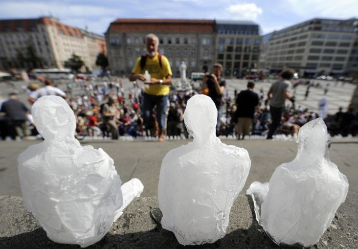 Melting icemen against global warming (6 pics)
