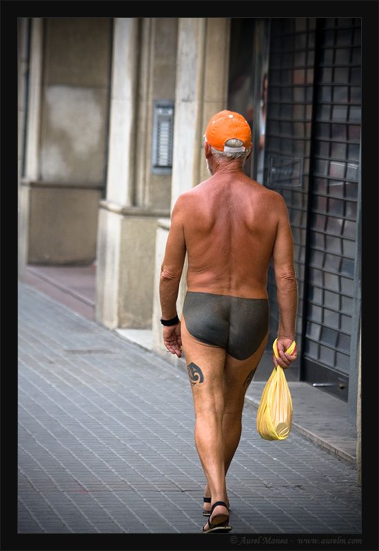 Naked tattooed old man walking around  (20 pics)
