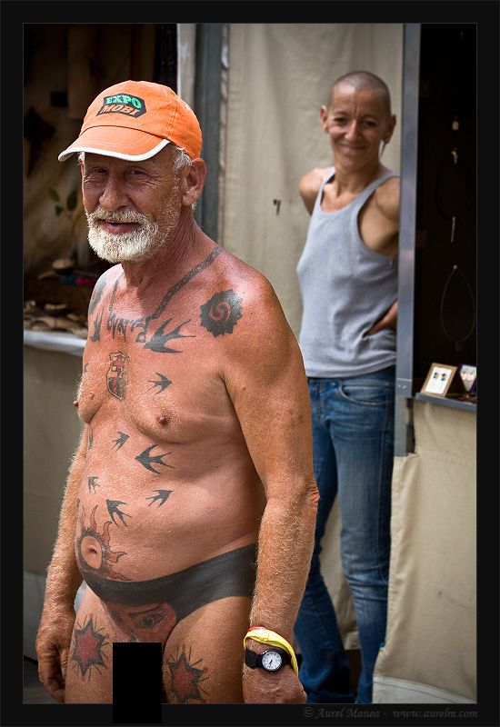Naked tattooed old man walking around  (20 pics)