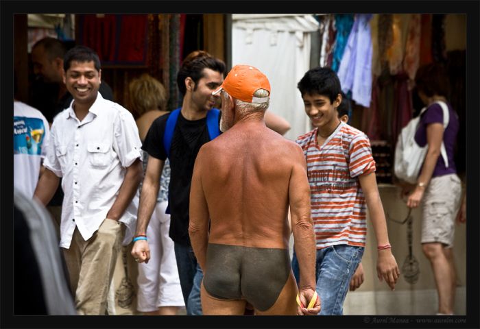 Naked tattooed old man walking around  (20 pics)