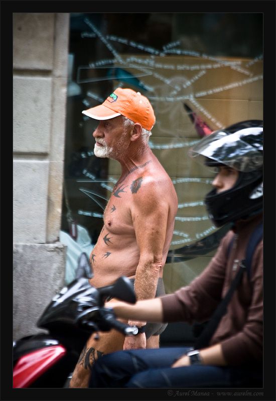 Naked tattooed old man walking around  (20 pics)