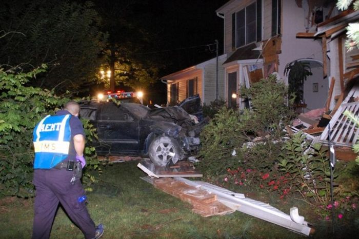 Flying Jeep destroys a house  (11 pics)