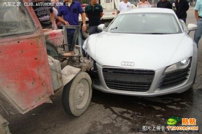 Only in China. Audi R8 vs Tractor (7 pics)