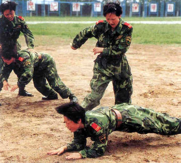 Chinese Military Girls (20 pics)