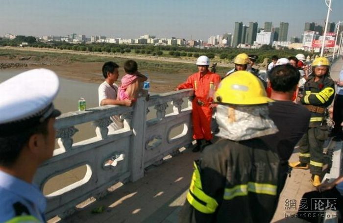 Suicide drama in China (13 pics)