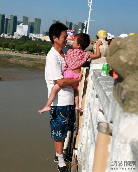 Suicide drama in China (13 pics)