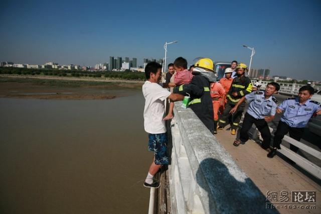 Suicide drama in China (13 pics)
