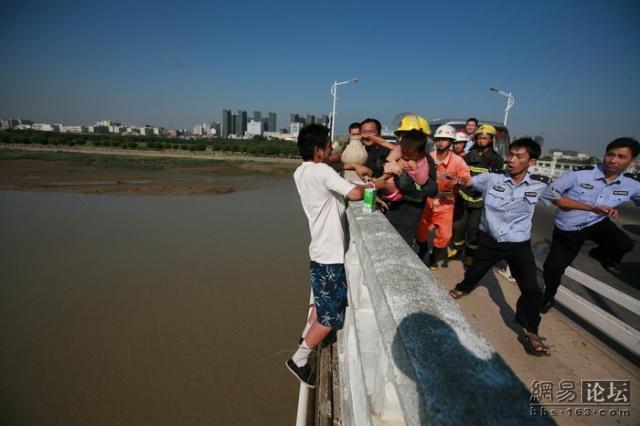 Suicide drama in China (13 pics)