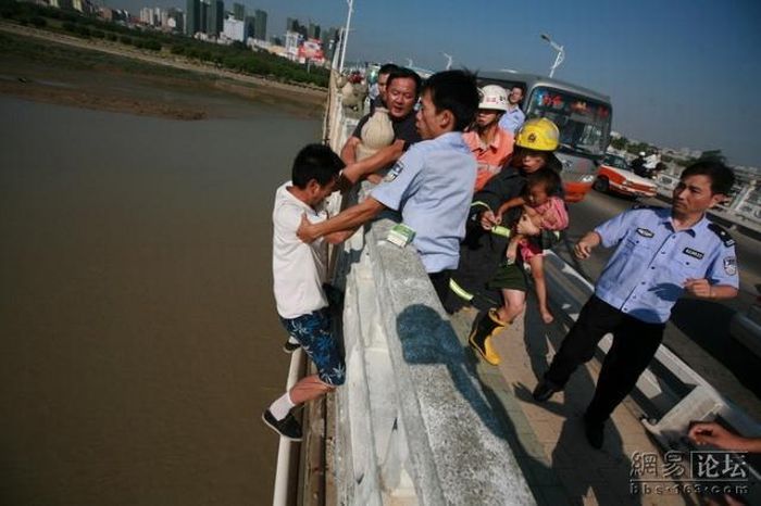Suicide drama in China (13 pics)