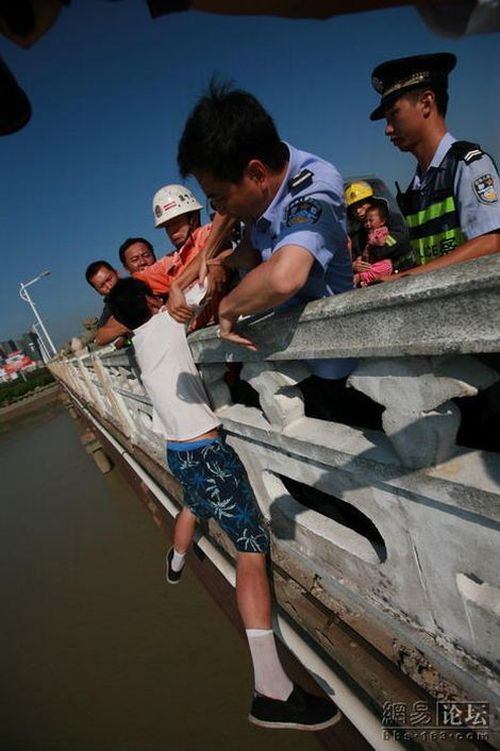 Suicide drama in China (13 pics)