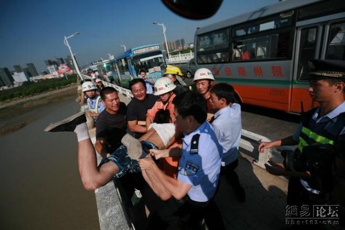 Suicide drama in China (13 pics)