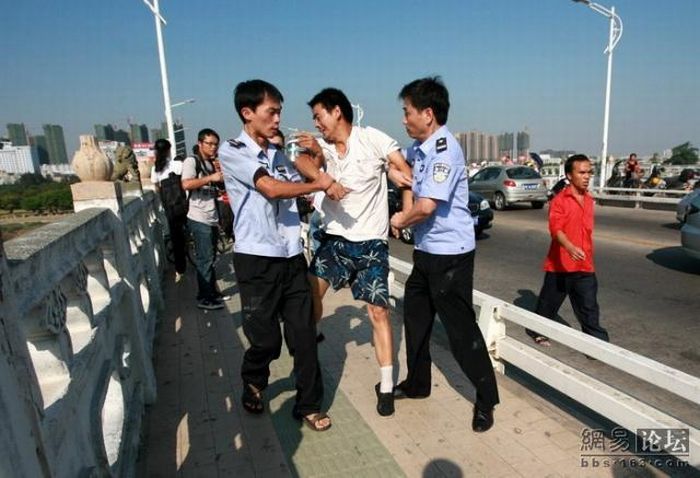 Suicide drama in China (13 pics)