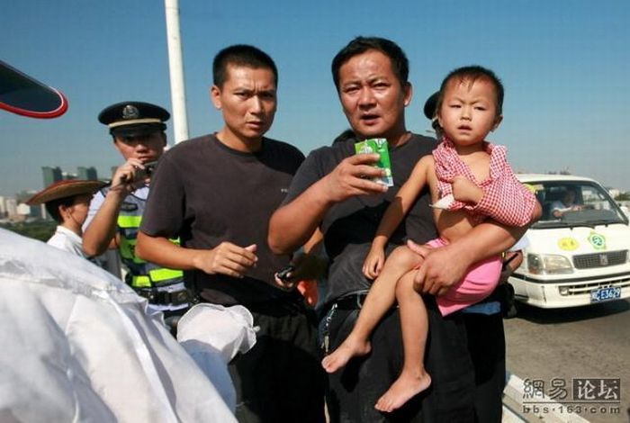 Suicide drama in China (13 pics)