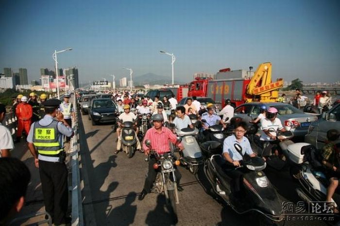 Suicide drama in China (13 pics)