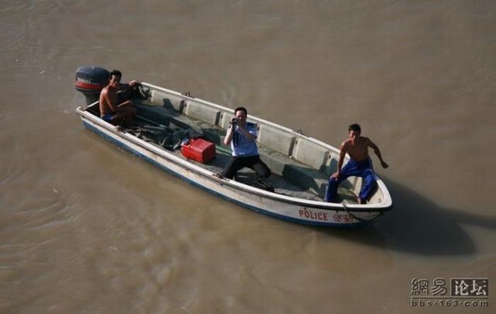 Suicide drama in China (13 pics)