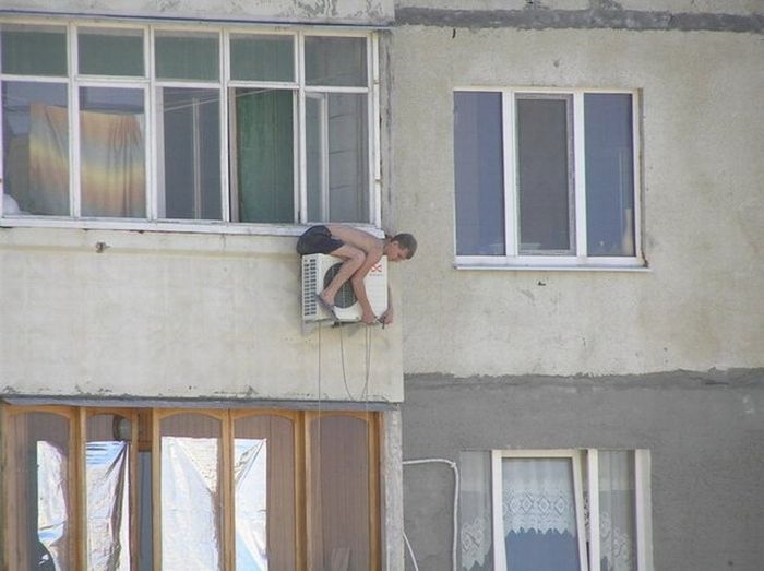 How To Mount An Air Conditioner In Russian Way (3 pics)