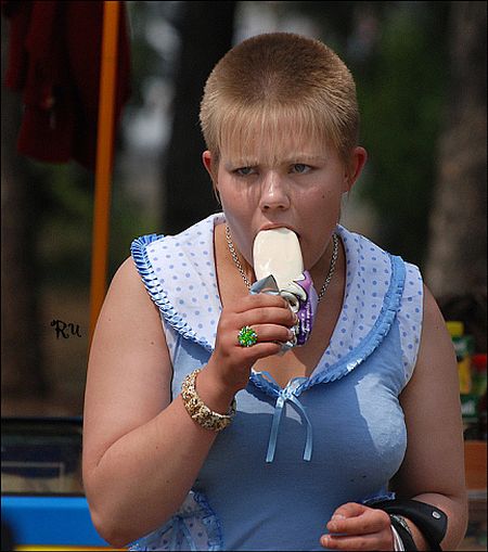 Girls eating ice (23 pics)
