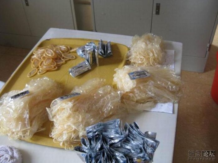 How the condoms are made (16 pics)