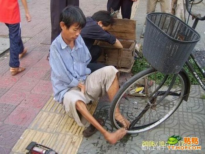 Armless guy from China (20 pics)