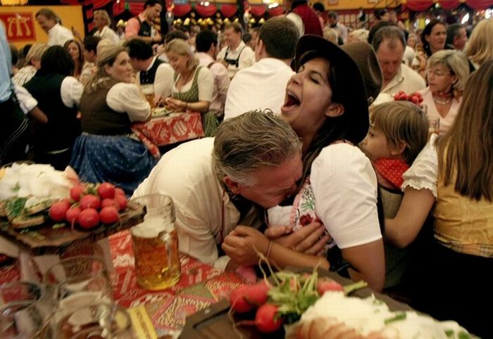 The Girls Of Oktoberfest 2009 (34 pics)