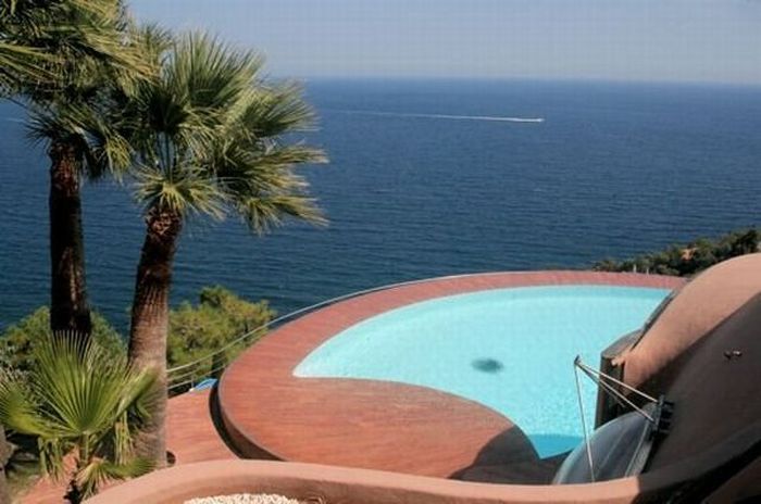 Pierre Cardin’s Palais Bulles (35 pics)