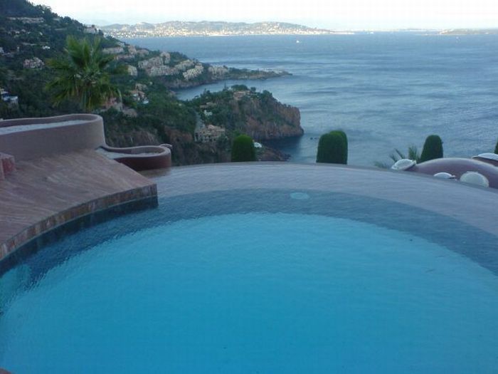 Pierre Cardin’s Palais Bulles (35 pics)