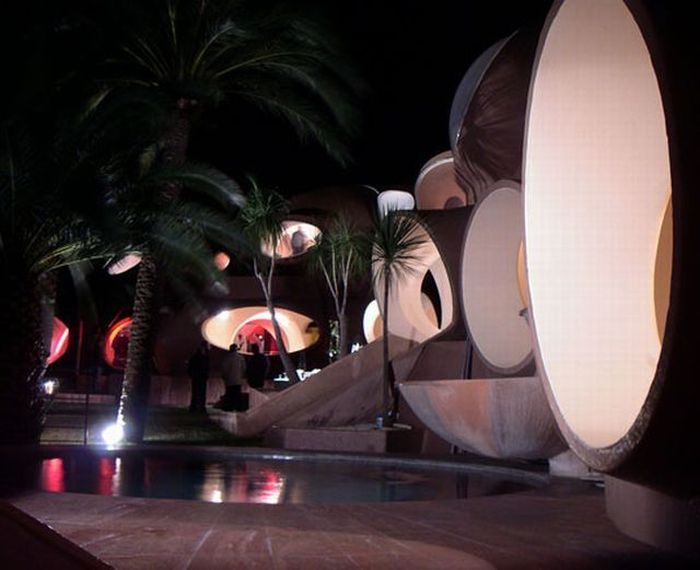Pierre Cardin’s Palais Bulles (35 pics)