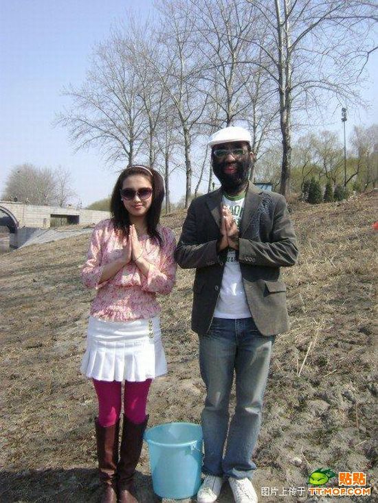 World's hairiest man and his girlfriend (11 pics)