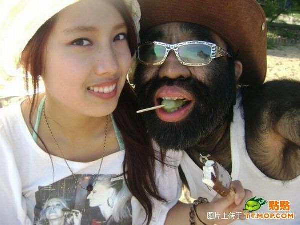 World's hairiest man and his girlfriend (11 pics)