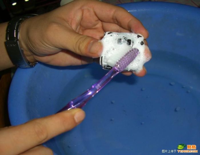 How to clean a phone (11 pics)