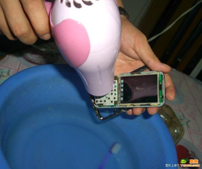 How to clean a phone (11 pics)