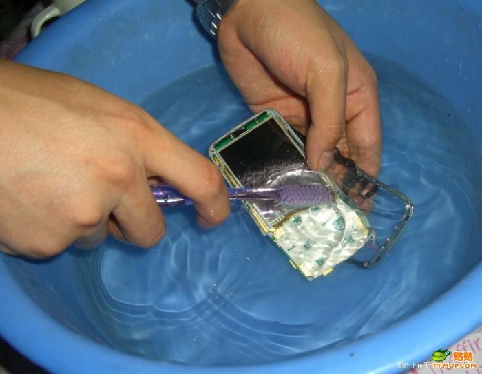 How to clean a phone (11 pics)