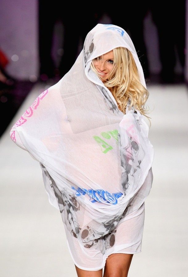 Pamela Anderson Walks The Catwalk (15 pics) NSFW