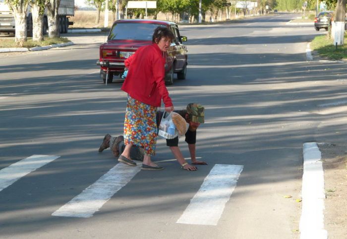 Road Crossing in Ukraine (4 pics)