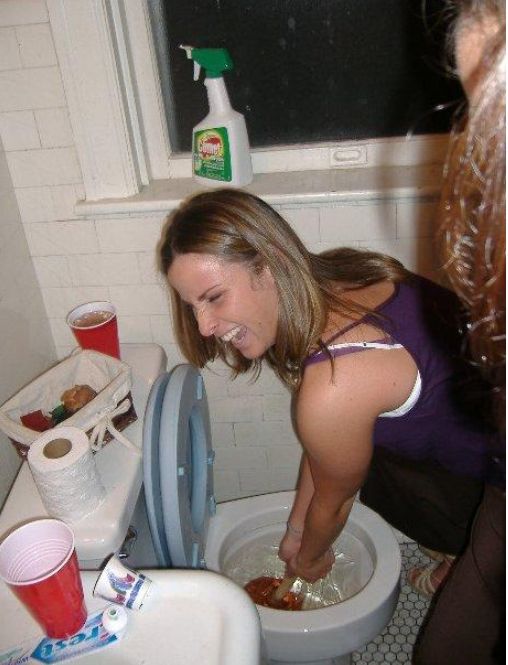 Hot Chicks Plunging Their Toilets (30 pics)