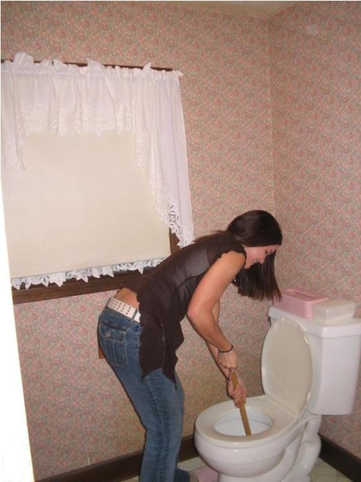 Hot Chicks Plunging Their Toilets (30 pics)