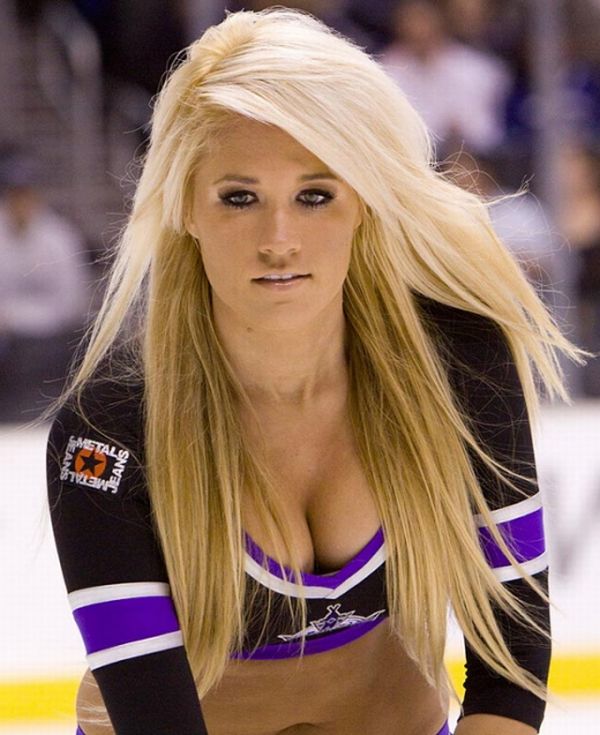 Beautiful NHL Ice Crew Girls (15 pics)