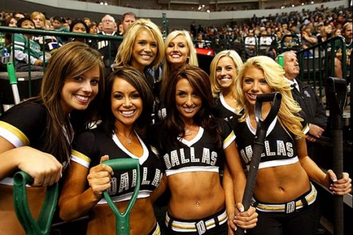 Beautiful NHL Ice Crew Girls (15 pics)