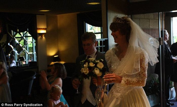 Newlyweds win £1,500 compensation (8 pics)
