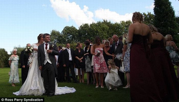 Newlyweds win £1,500 compensation (8 pics)