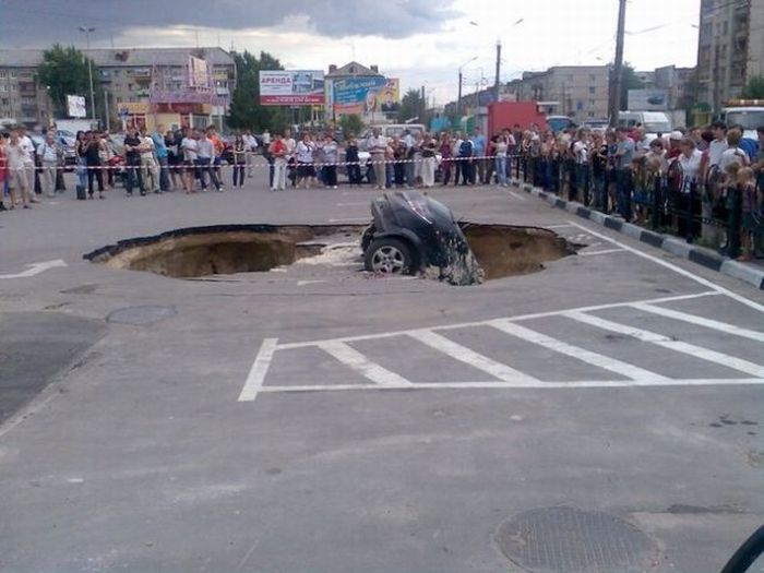 Parking Lot Accident In Russia (9 pics)