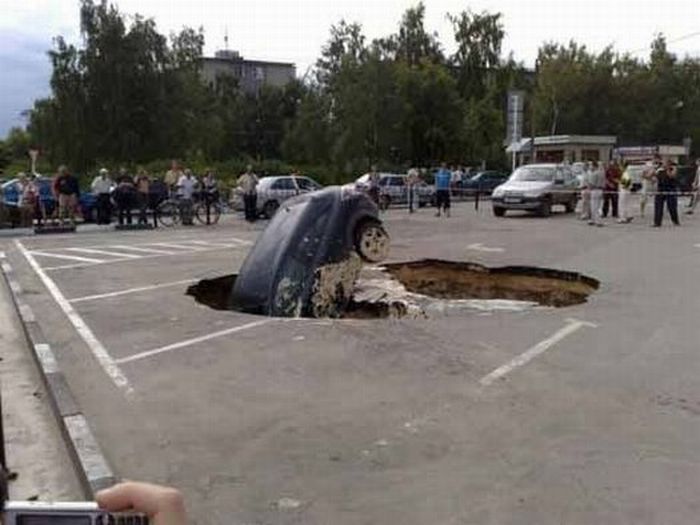 Parking Lot Accident In Russia (9 pics)