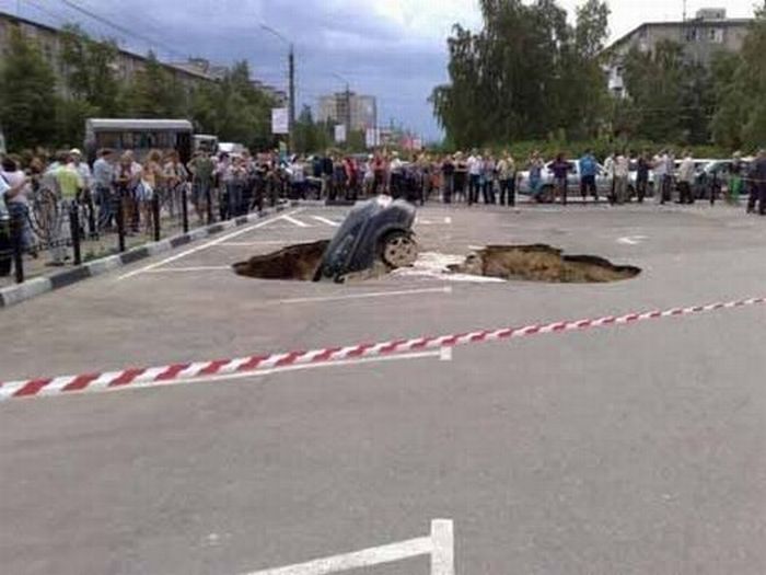Parking Lot Accident In Russia (9 pics)