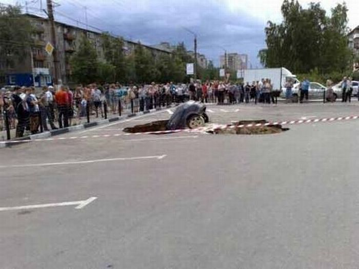 Parking Lot Accident In Russia (9 pics)