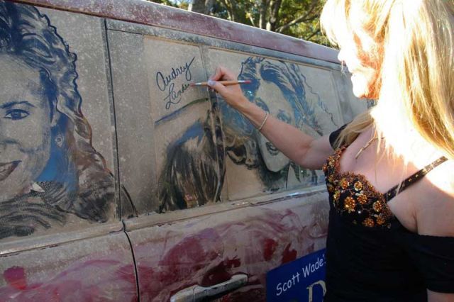 Impressive Drawings In The Dust On Cars (69 pics)