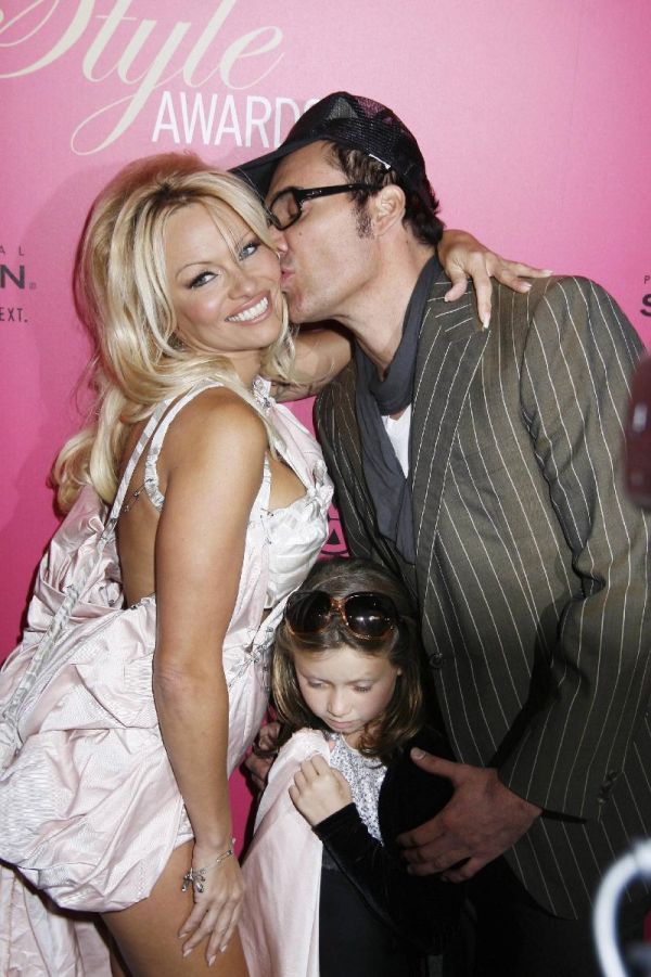 Pamela Anderson And 9-Year-Old Girl (11 pics)