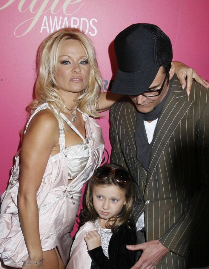 Pamela Anderson And 9-Year-Old Girl (11 pics)