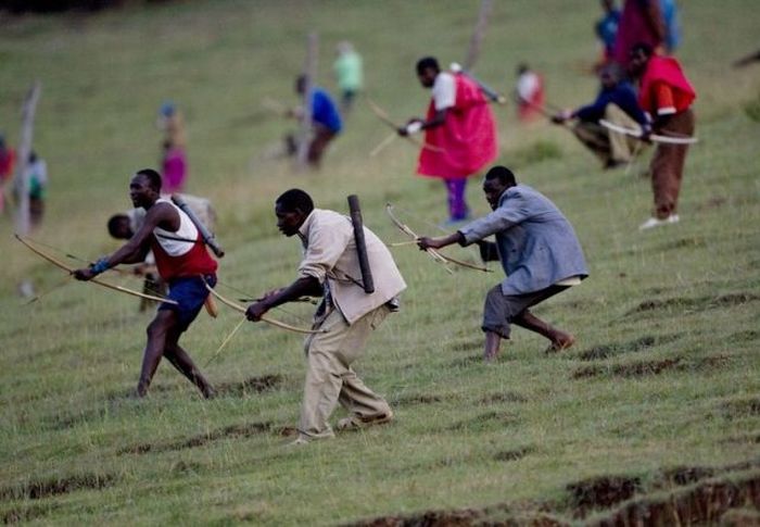 The Great Bow Battle Of The Olmelil Valley in Kenya (18 pics)