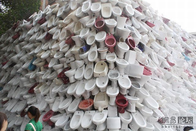 Great Chinese Toilet Wall (20 pics)