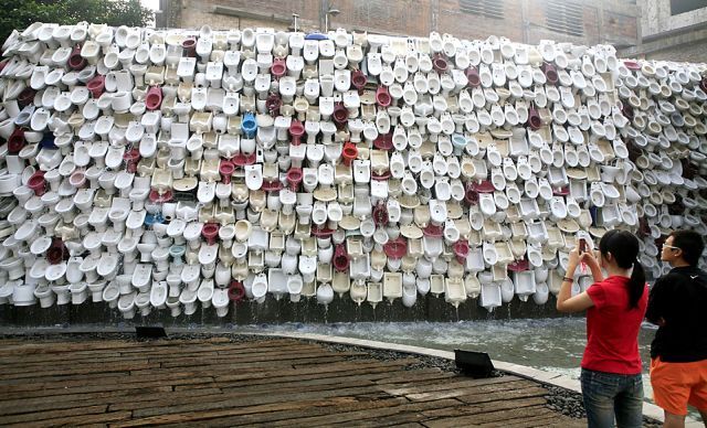 Great Chinese Toilet Wall (20 pics)